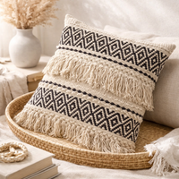 Beige handgeweven boho sierkussen 45x45 cm met franjes op beige bank – Eluna Living