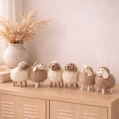Set van 6 handgemaakte wollen schaapjes decoratie op beige houten kast in Scandinavisch interieur Eluna Living 